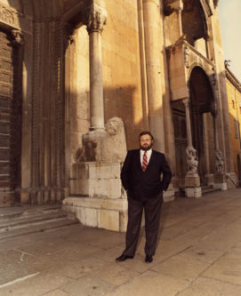 Gianfranco Ferré davanti al Duomo della città
